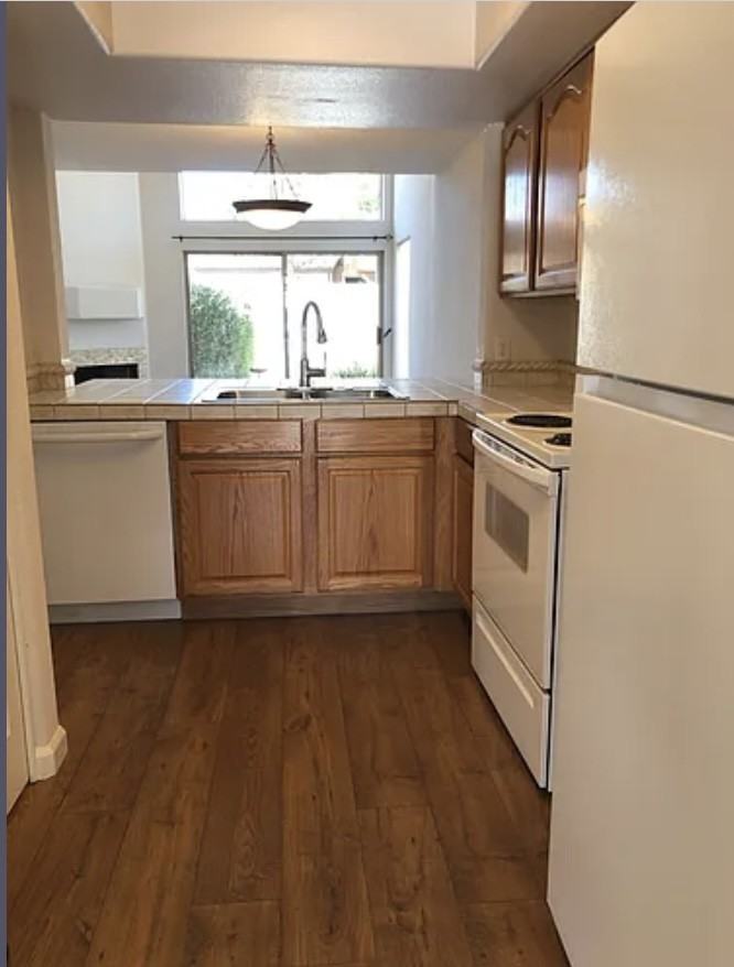 5626 E Kelton Ln - Photo 4 of 9
