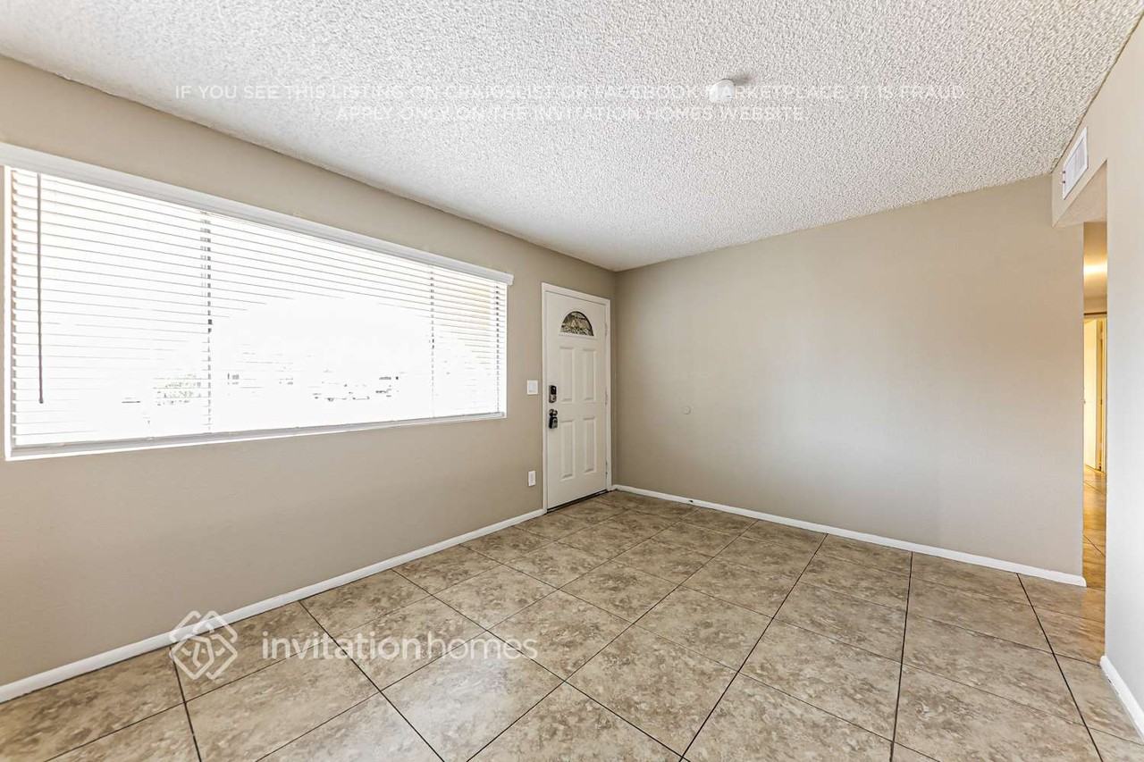 4424 W Caron St - Photo 3 of 17