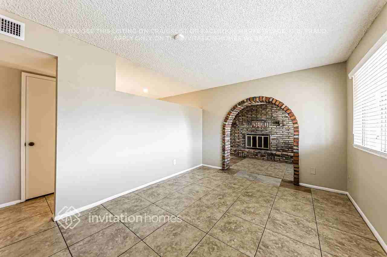 4424 W Caron St - Photo 4 of 17