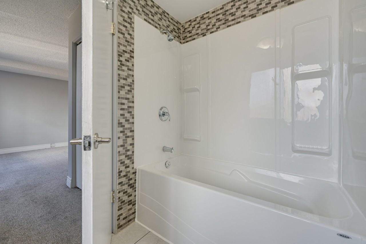Valleyview Manor - Photo 6 of 19