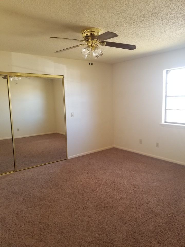 3600 Hawthorne Dr #1 - Photo 3 of 9