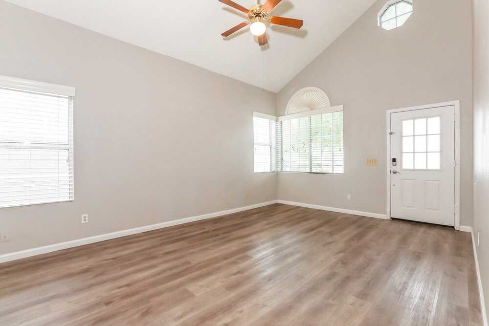441 S Maple - Photo 4 of 17