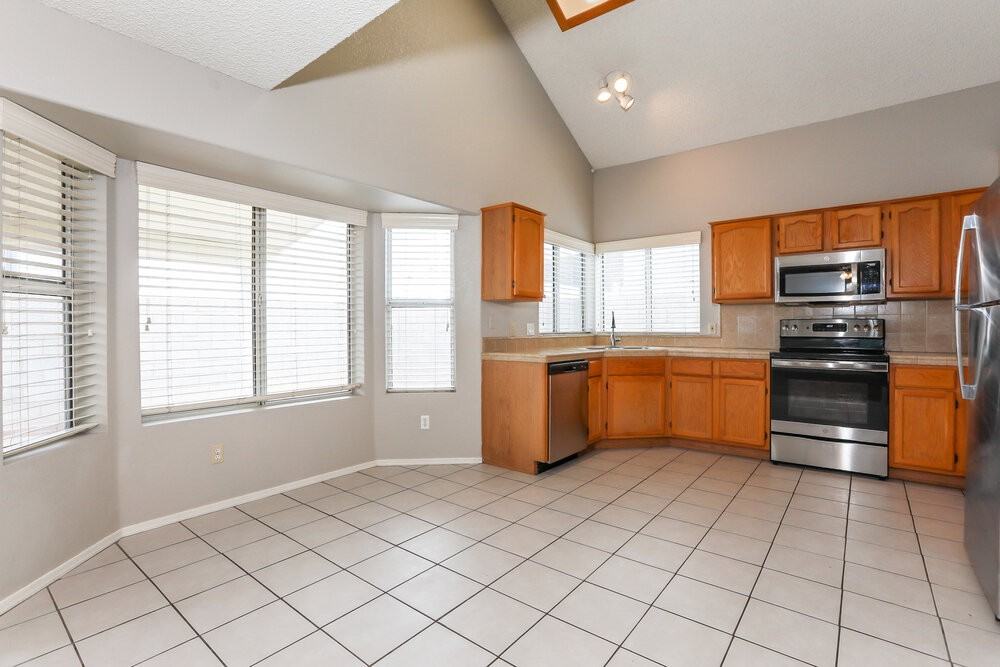 441 S Maple - Photo 7 of 17