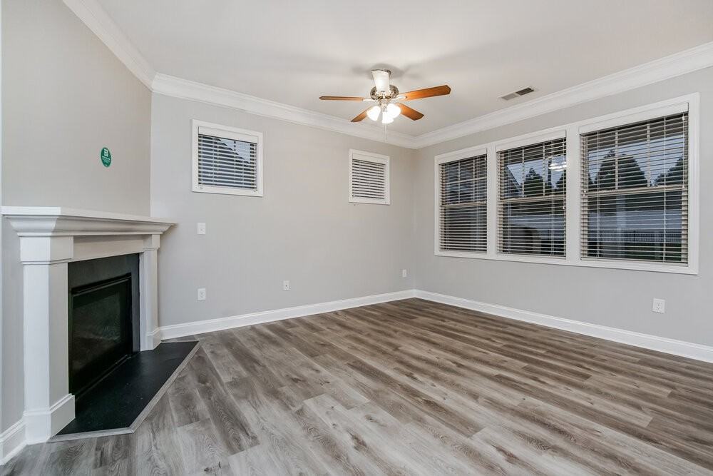 108 Heathwood Dr - Photo 4 of 17