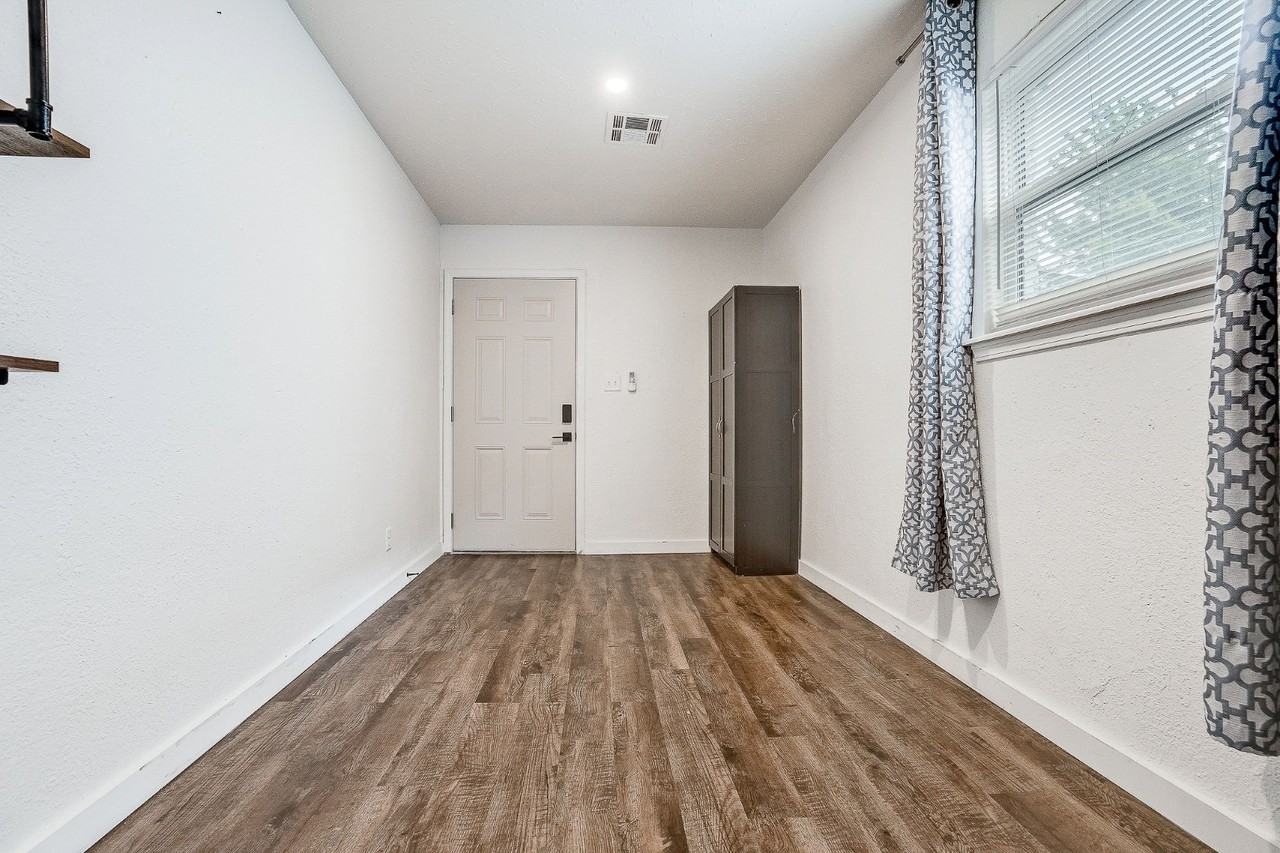 1150 S Quaker Ave - Photo 4 of 15