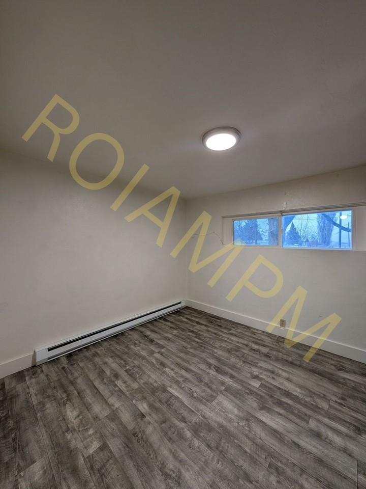 Charming 1 Bed / 1 Bath Duplex Apartment - Photo 3 of 9