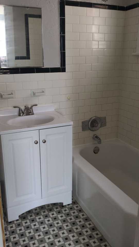 906 N Madison St #2 - Photo 3 of 10