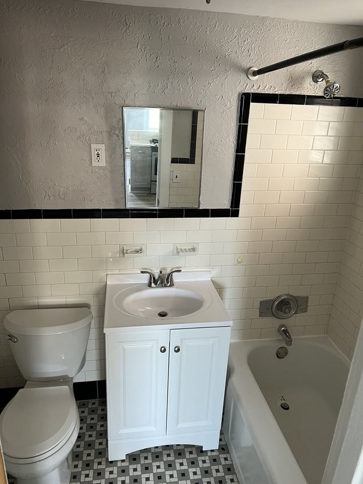 906 N Madison St #2 - Photo 6 of 10