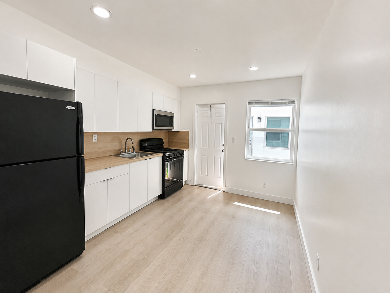 1929 Roosevelt St #4B - Photo 2 of 11