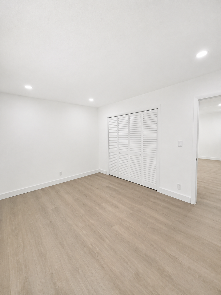 1929 Roosevelt St #4B - Photo 3 of 11