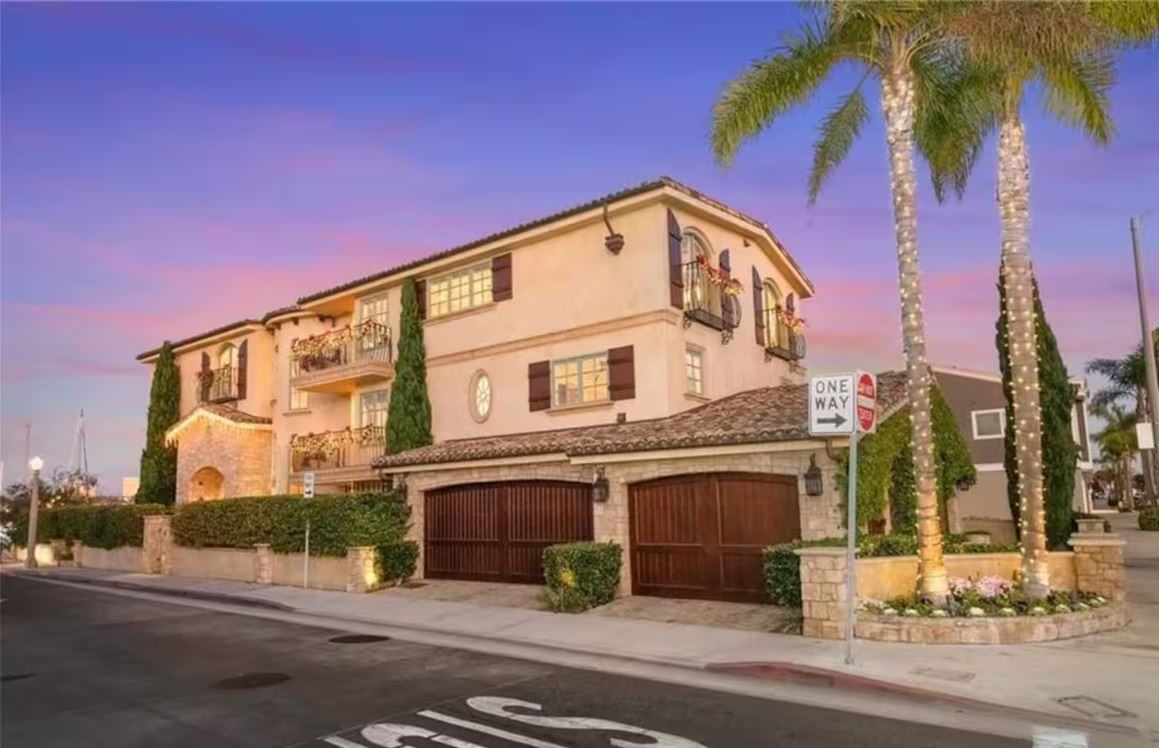 900 E Balboa Blvd - Photo 2 of 36