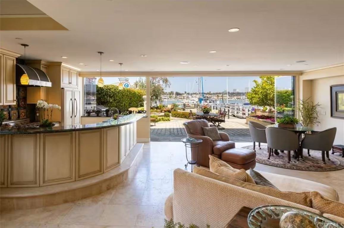 900 E Balboa Blvd - Photo 7 of 36