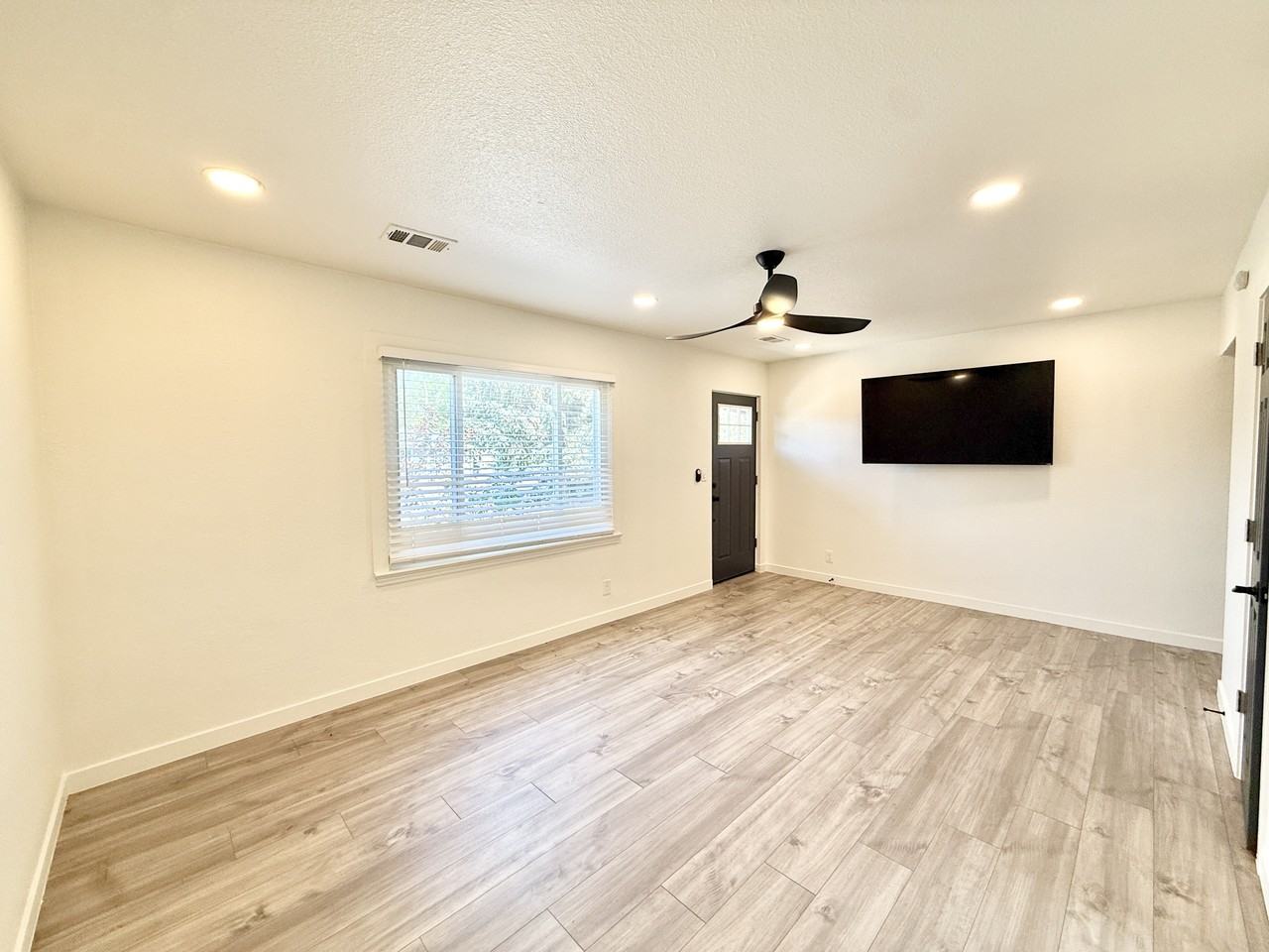 2442 Mountain View Dr #1 - Photo 4 of 25
