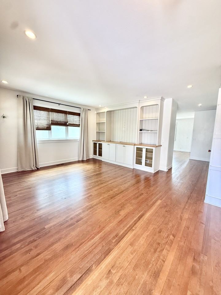913 7th St #1 - Photo 3 of 28