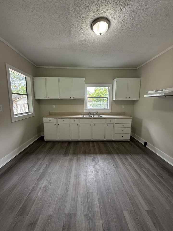 601 41st St #1 - Photo 3 of 12