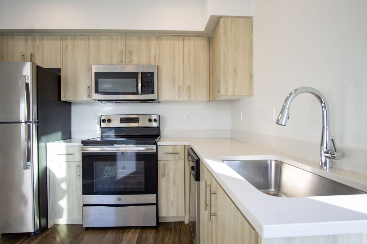 037 - 1834 Apartments - Photo 3 of 27