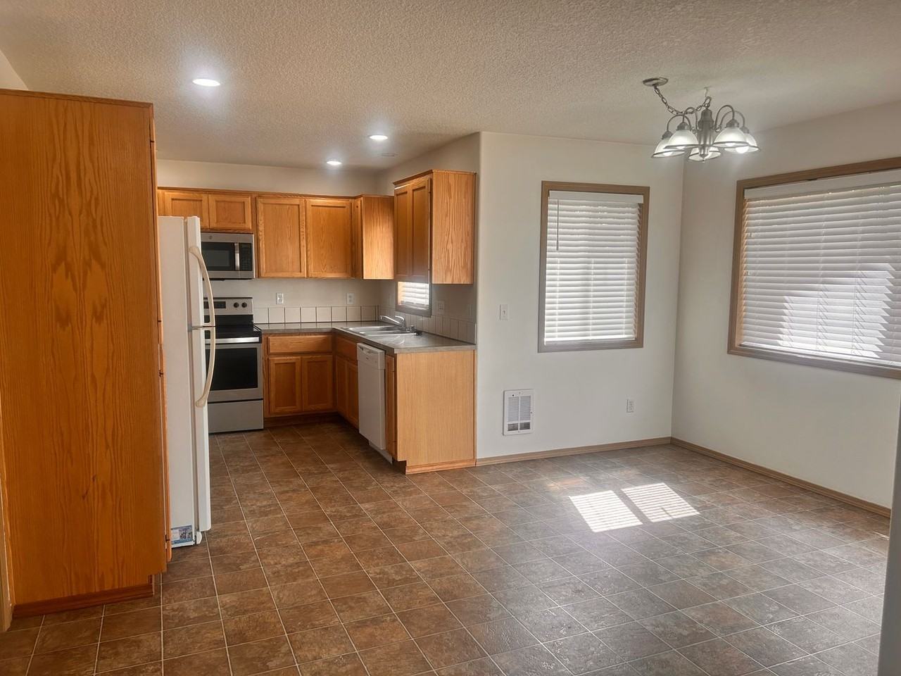 2313 Nw 4th St - Photo 4 of 30