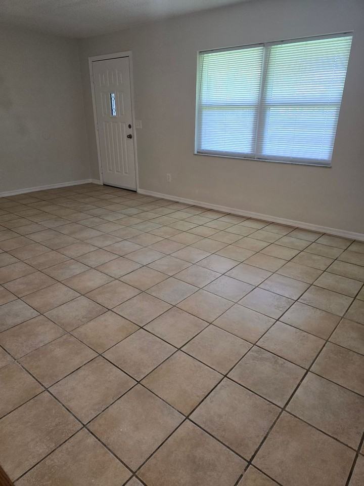 711 W Dampier St - Photo 3 of 9