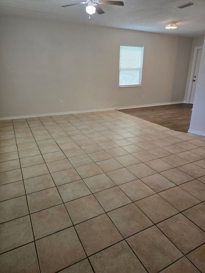 711 W Dampier St - Photo 4 of 9
