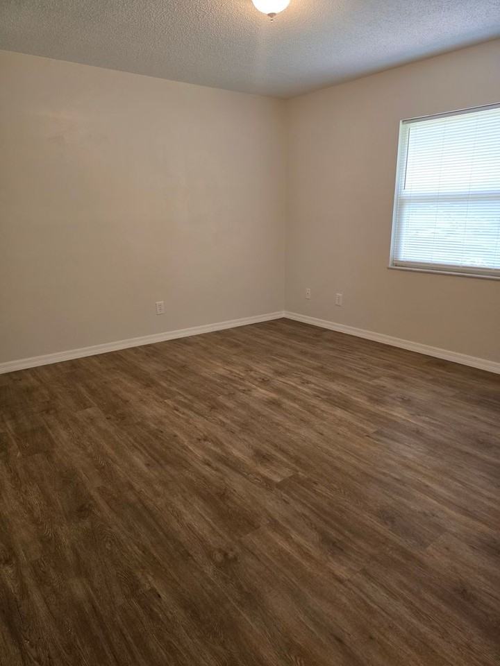 711 W Dampier St - Photo 6 of 9