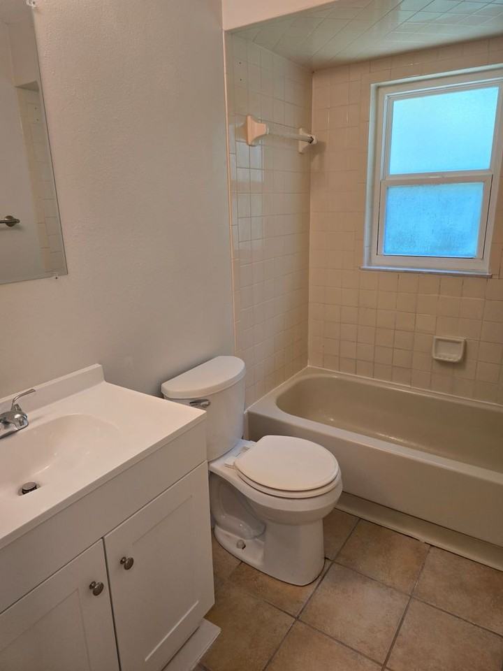 711 W Dampier St - Photo 7 of 9