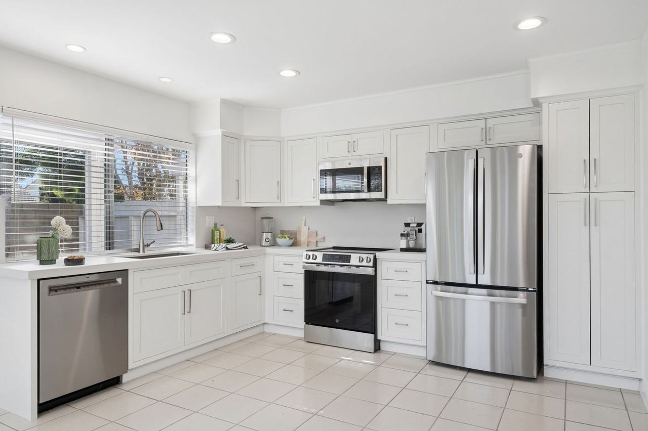 8822 Bellshire Dr - Photo 3 of 37