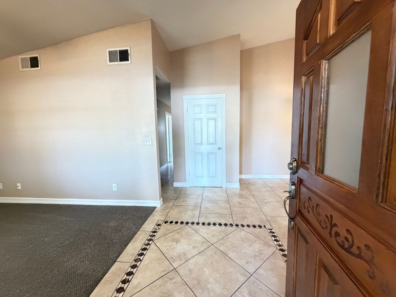 742 N Inyo St - Photo 4 of 22