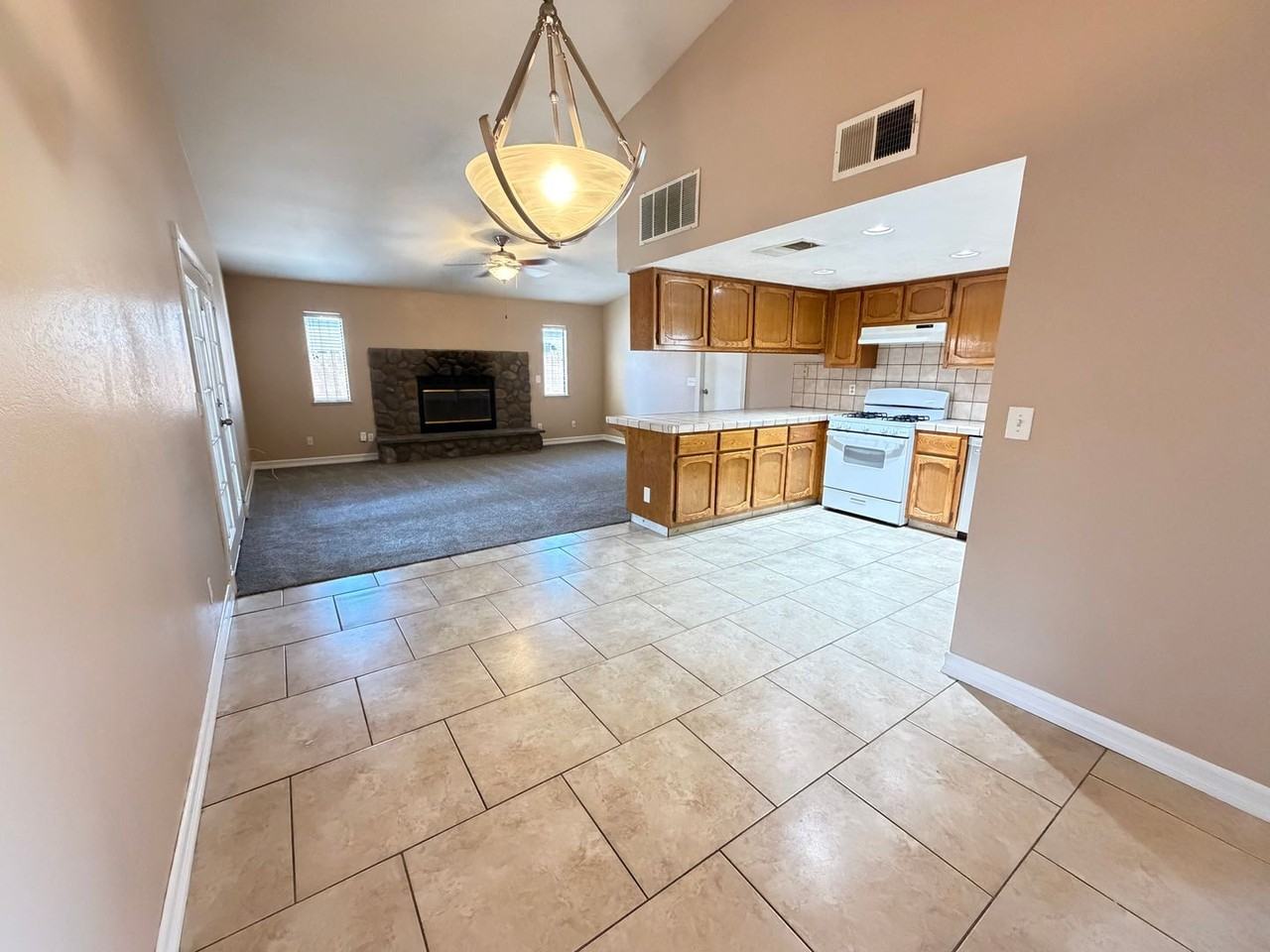 742 N Inyo St - Photo 7 of 22