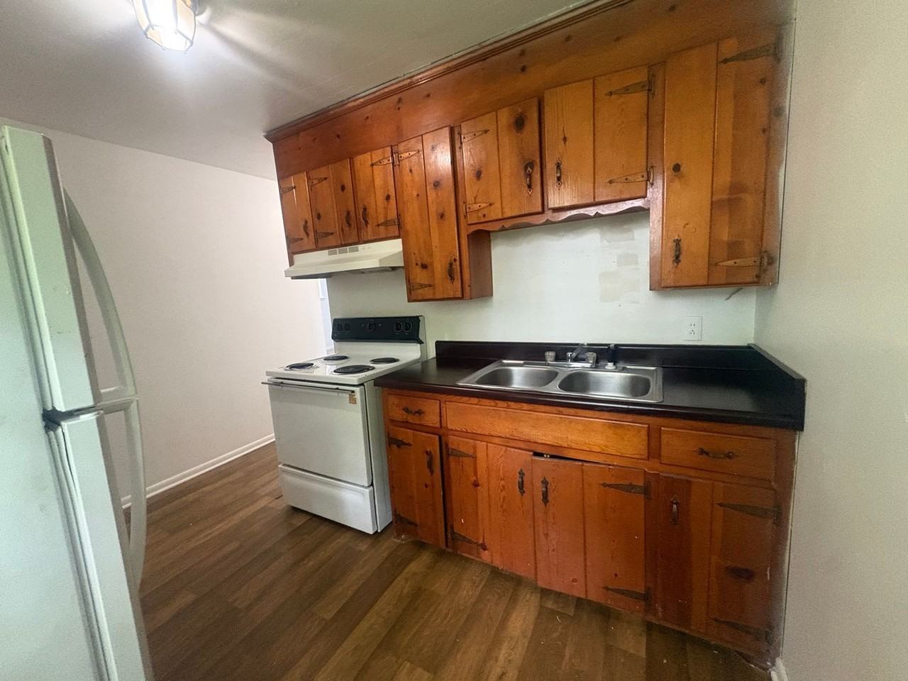 1018 Curdwood Blvd - Photo 3 of 12
