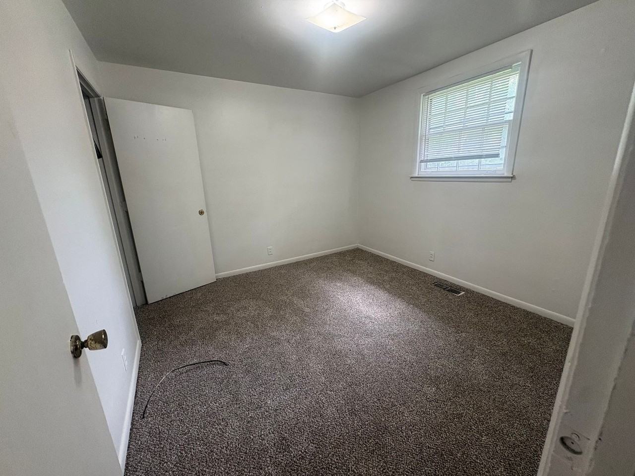 1018 Curdwood Blvd - Photo 6 of 12
