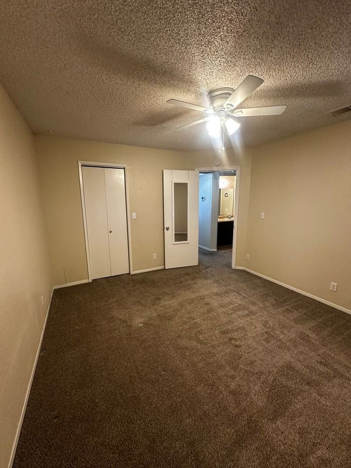 458 Nord Ave #12 - Photo 7 of 9