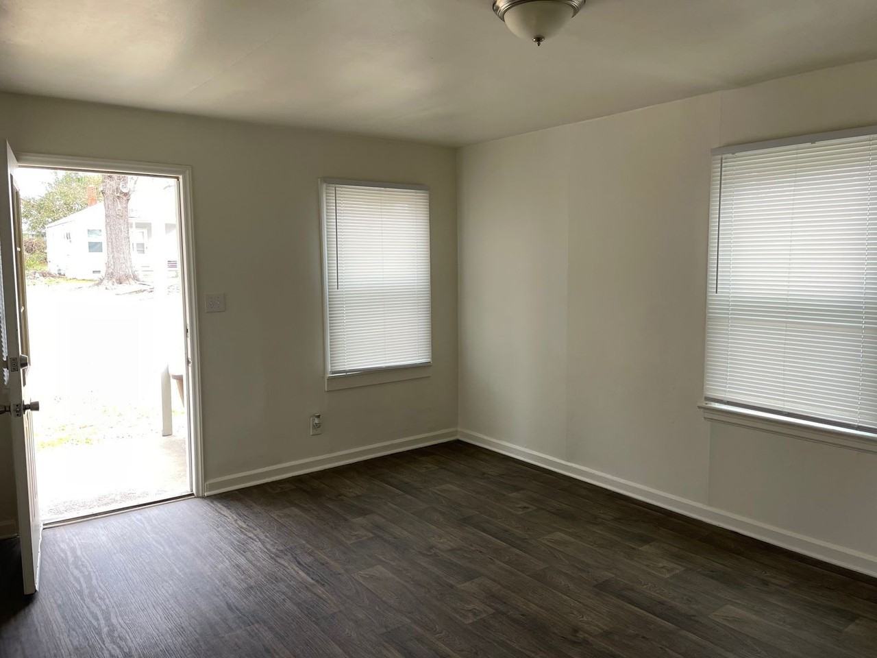 1510 Sloan St - Photo 2 of 12