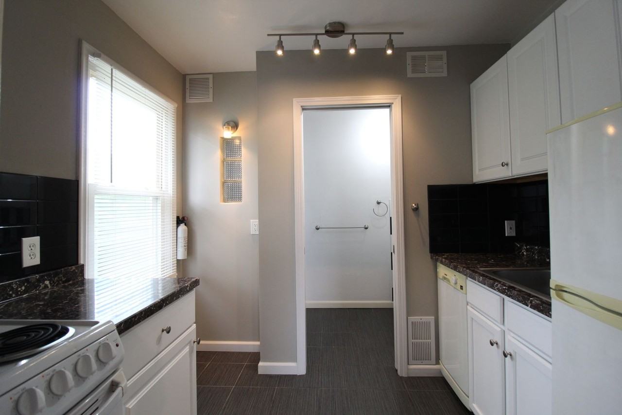 1312 W 39th St #2 - Photo 5 of 9