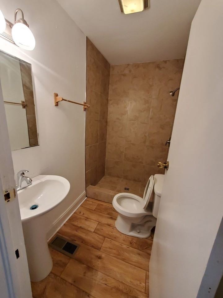 203 Meridith St - Photo 3 of 9