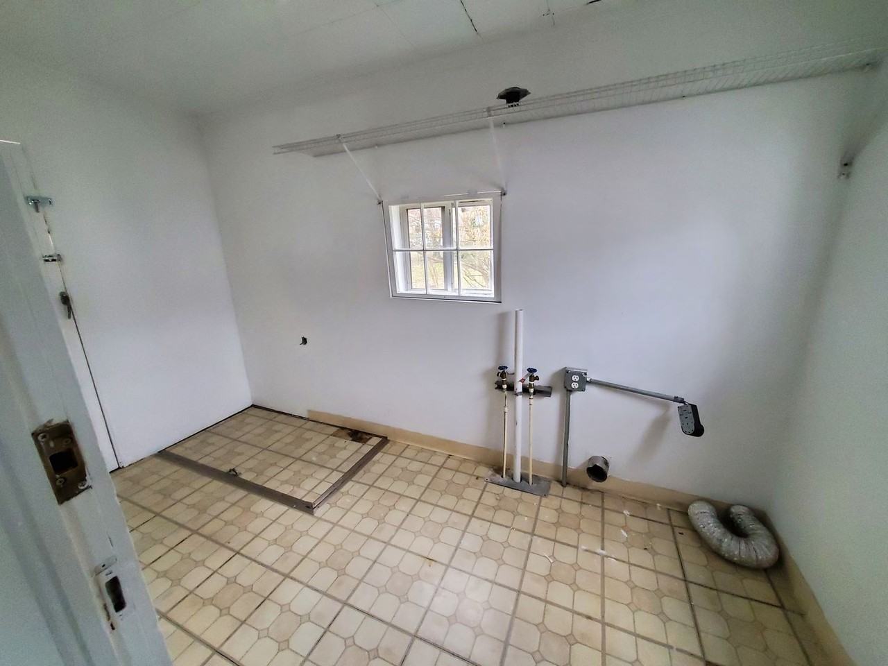 203 Meridith St - Photo 7 of 9