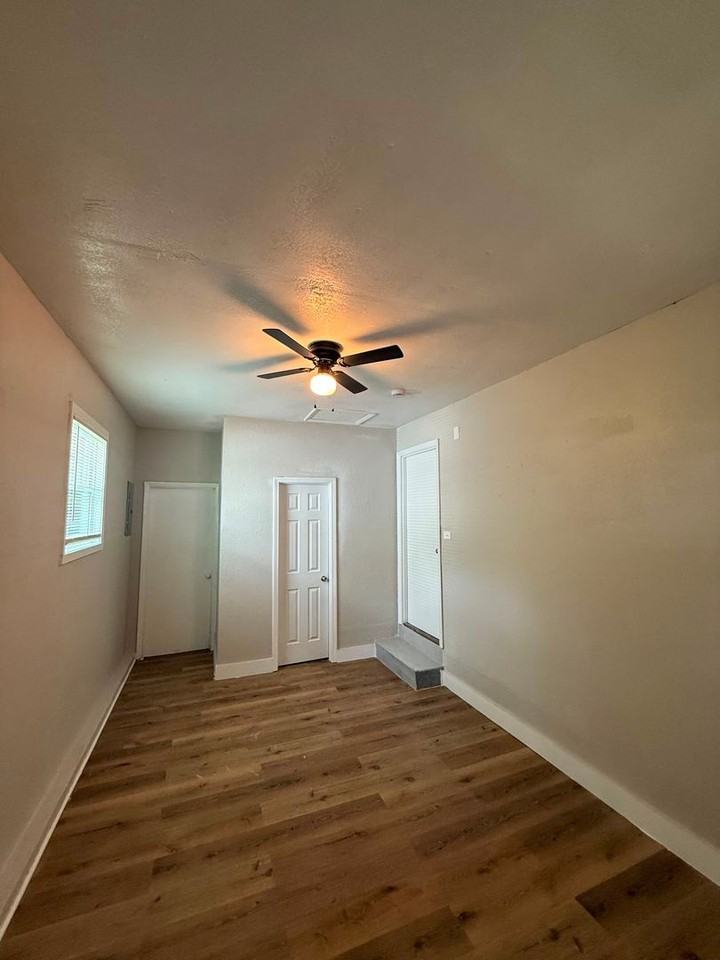 7503 E 112th Ter - Photo 2 of 10