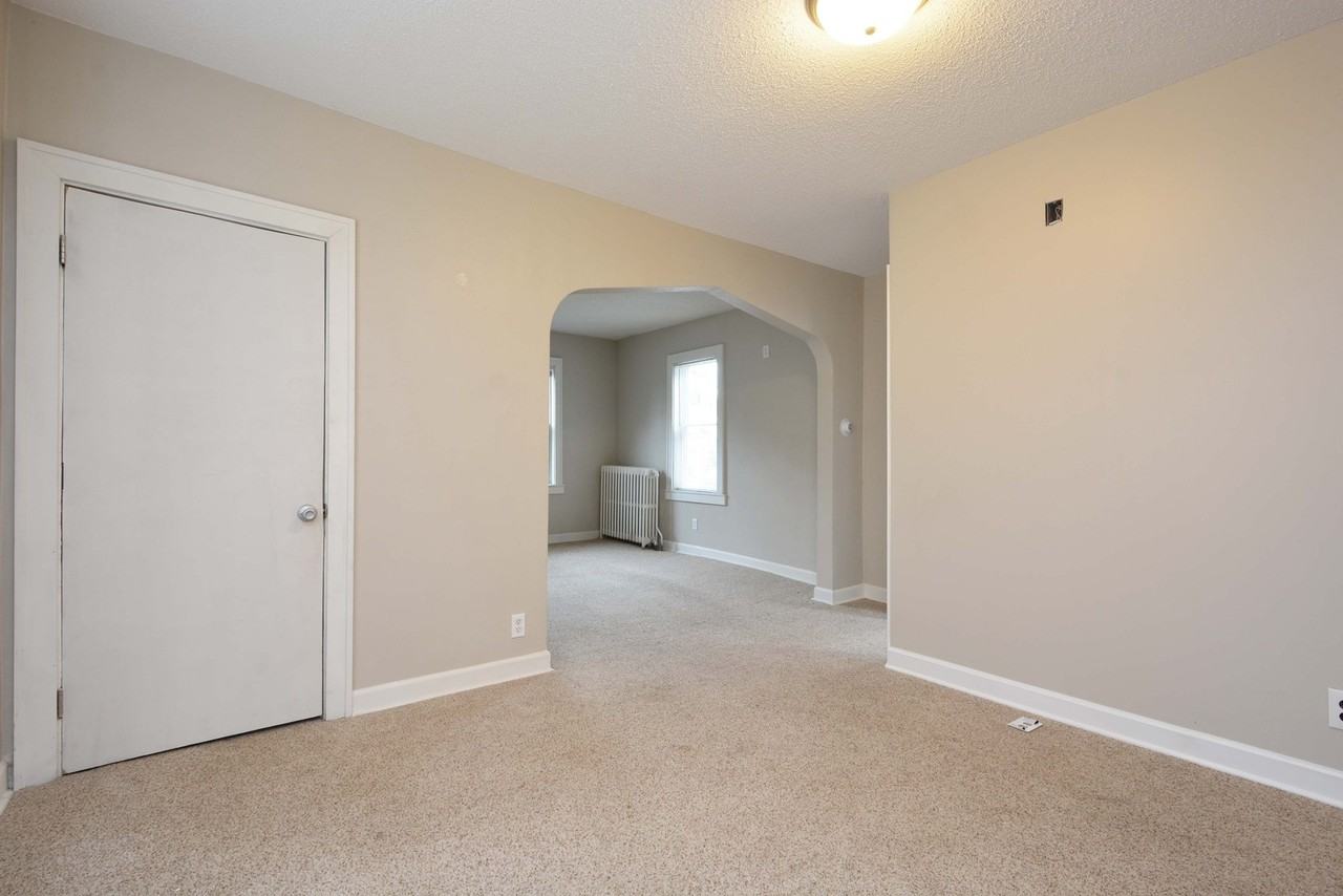 241 Page St E - Photo 5 of 27