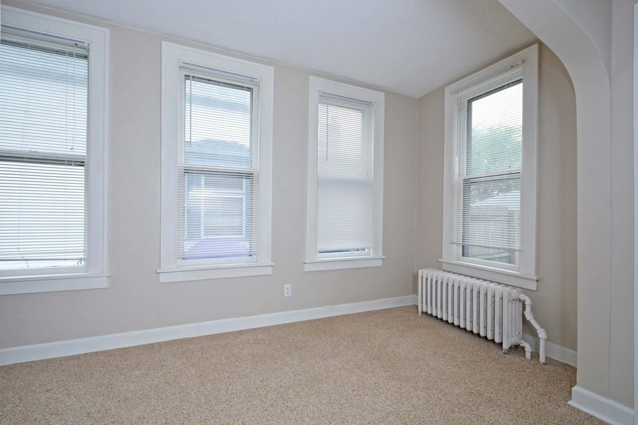 241 Page St E - Photo 6 of 27
