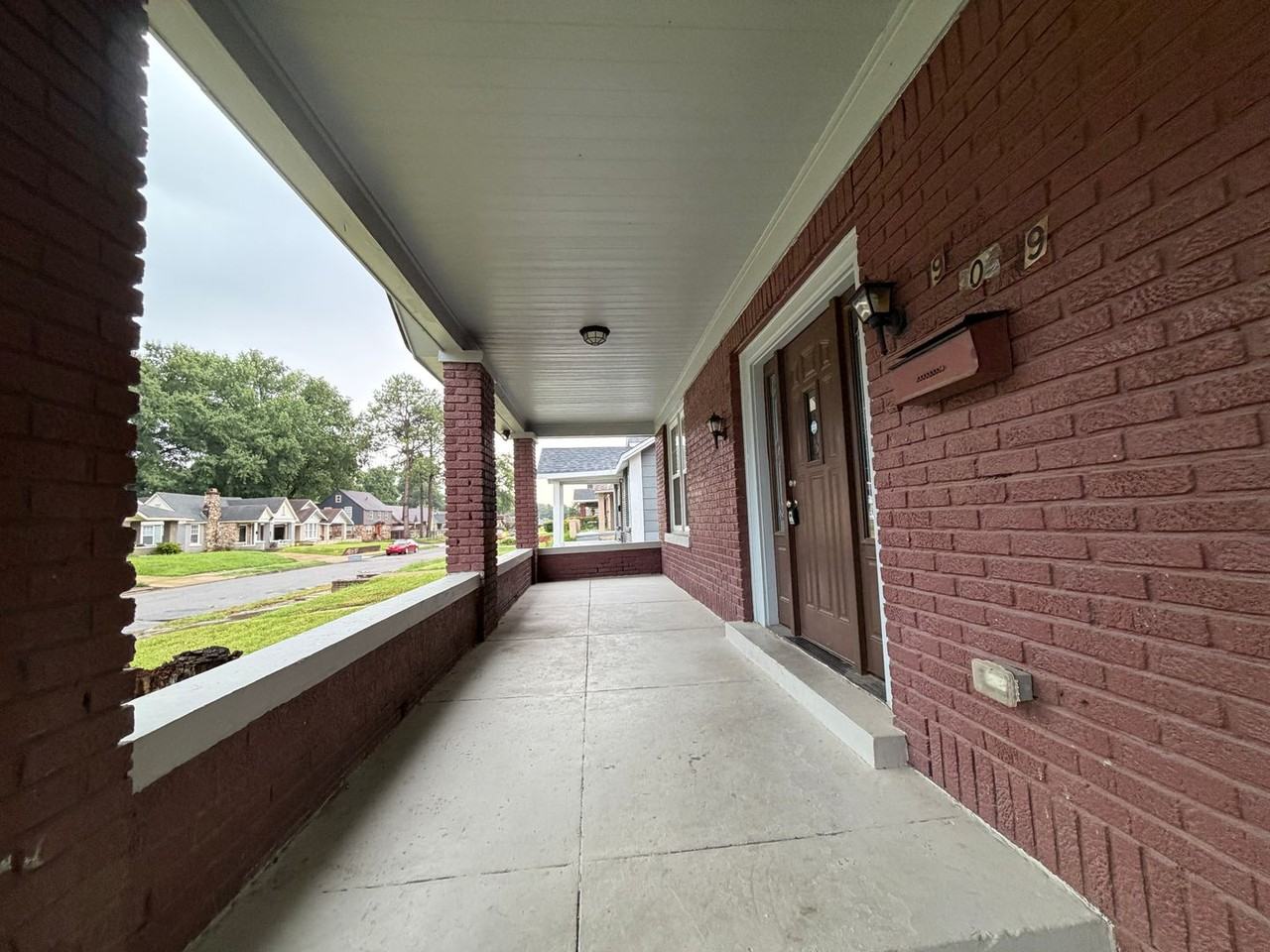 909 N Willett St - Photo 2 of 12