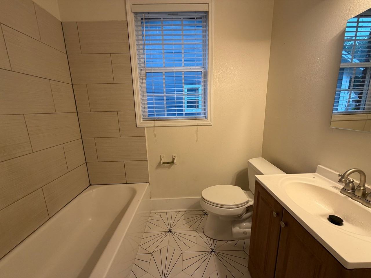 909 N Willett St - Photo 7 of 12