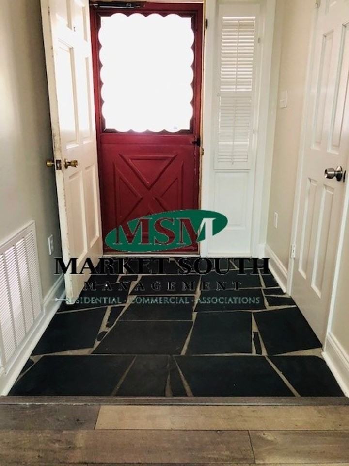 306 Sandy Springs Rd - Photo 4 of 19