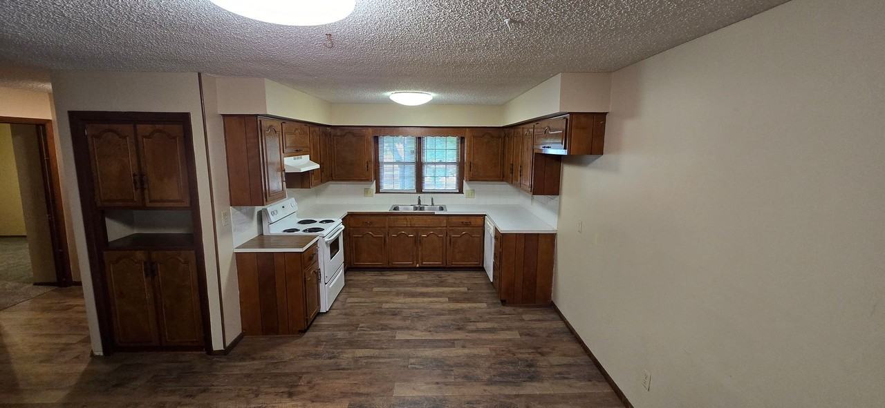 1117 E Rosebrier St - Photo 3 of 10