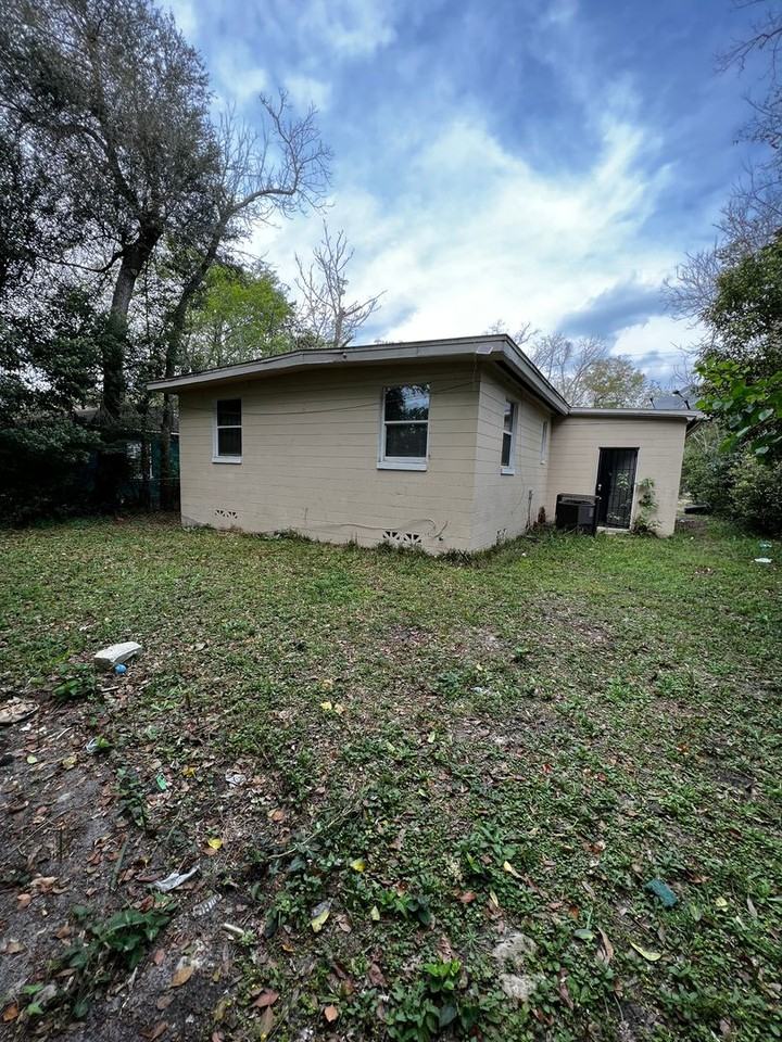 1558 W 31st St - Photo 2 of 14