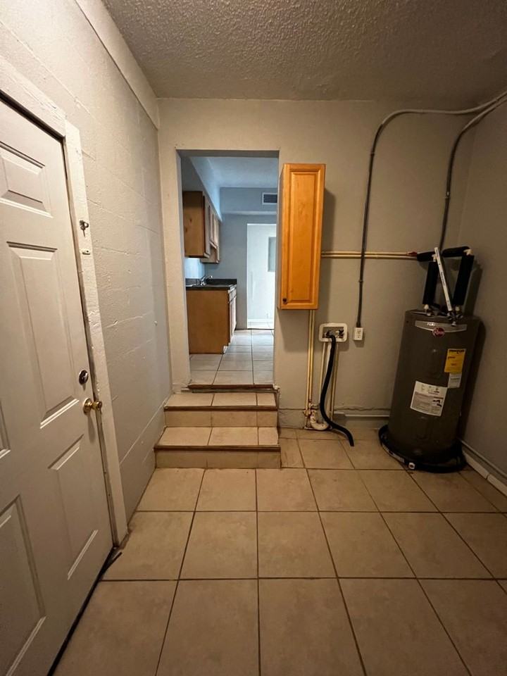 1558 W 31st St - Photo 3 of 14