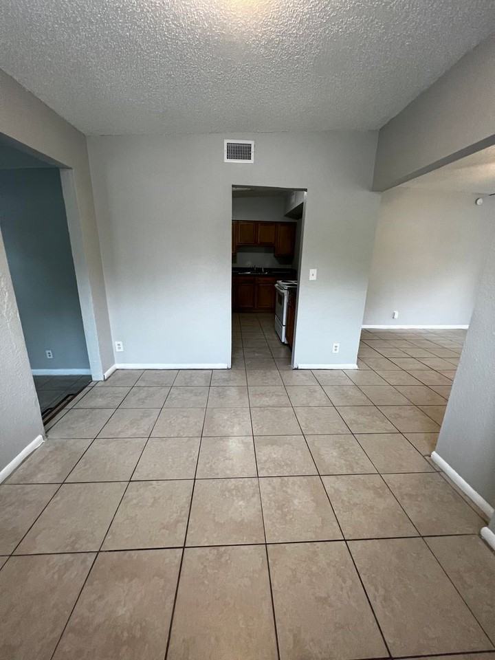 1558 W 31st St - Photo 7 of 14