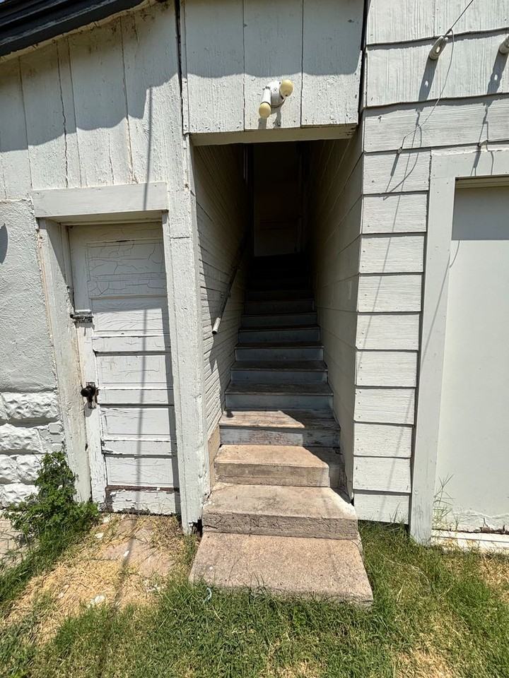216 S Moore Ave - Photo 3 of 17