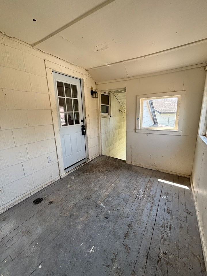 216 S Moore Ave - Photo 4 of 17