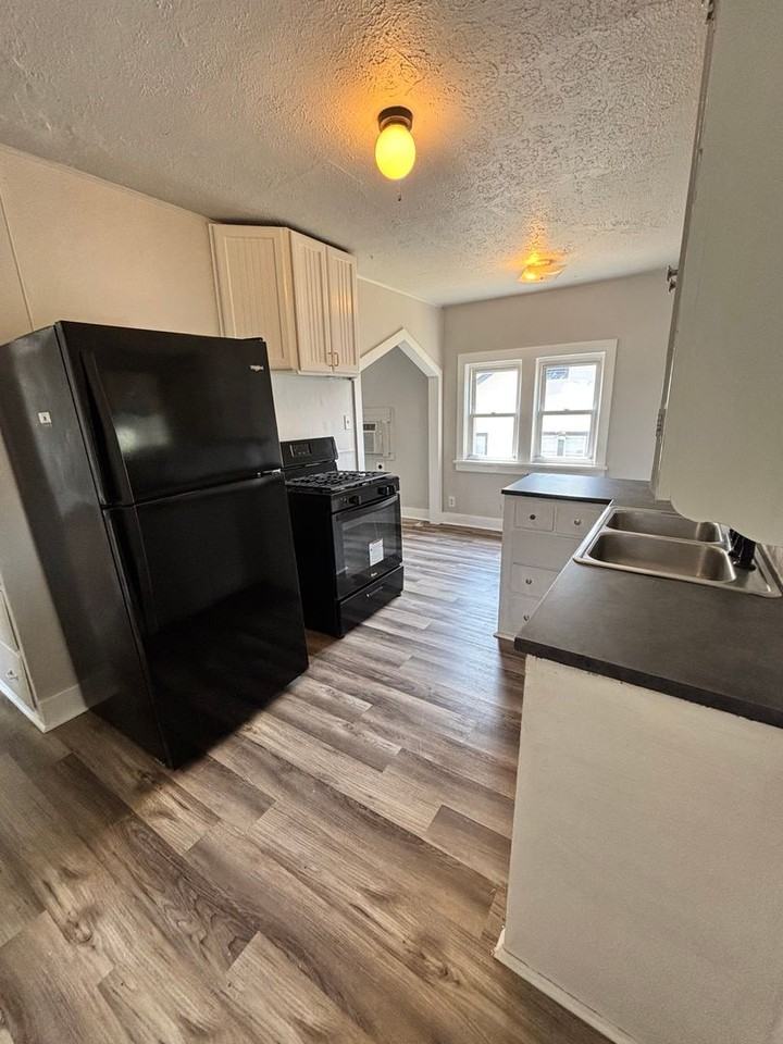 216 S Moore Ave - Photo 5 of 17
