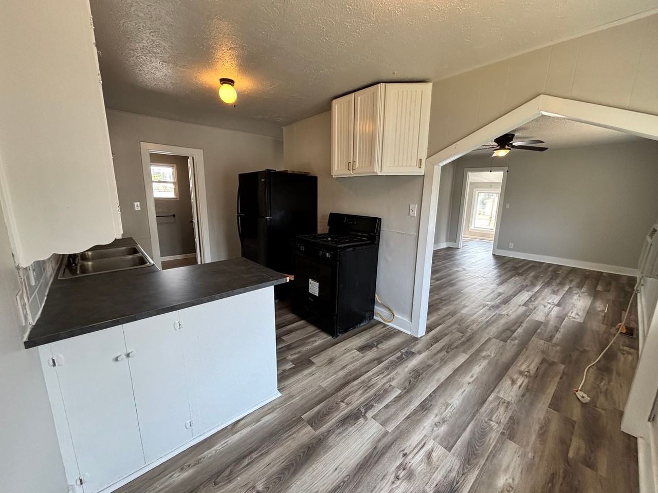 216 S Moore Ave - Photo 7 of 17