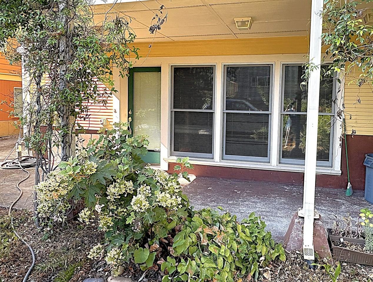 544 Ne Thompson St - Photo 2 of 21